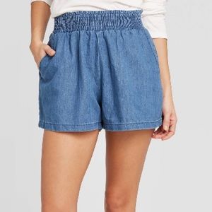High waisted blue chambray shorts with pockets